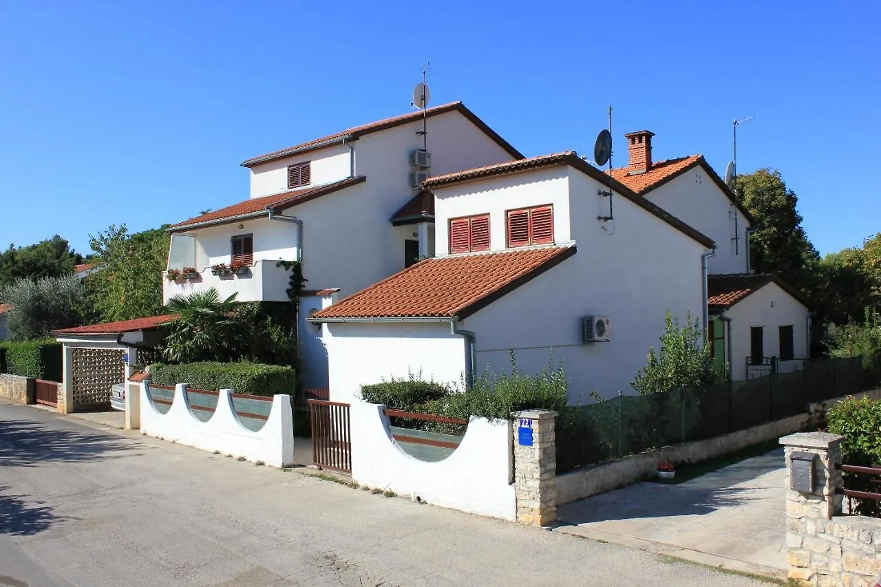 Apartments With A Parking Space Valbandon, Fazana - 7200